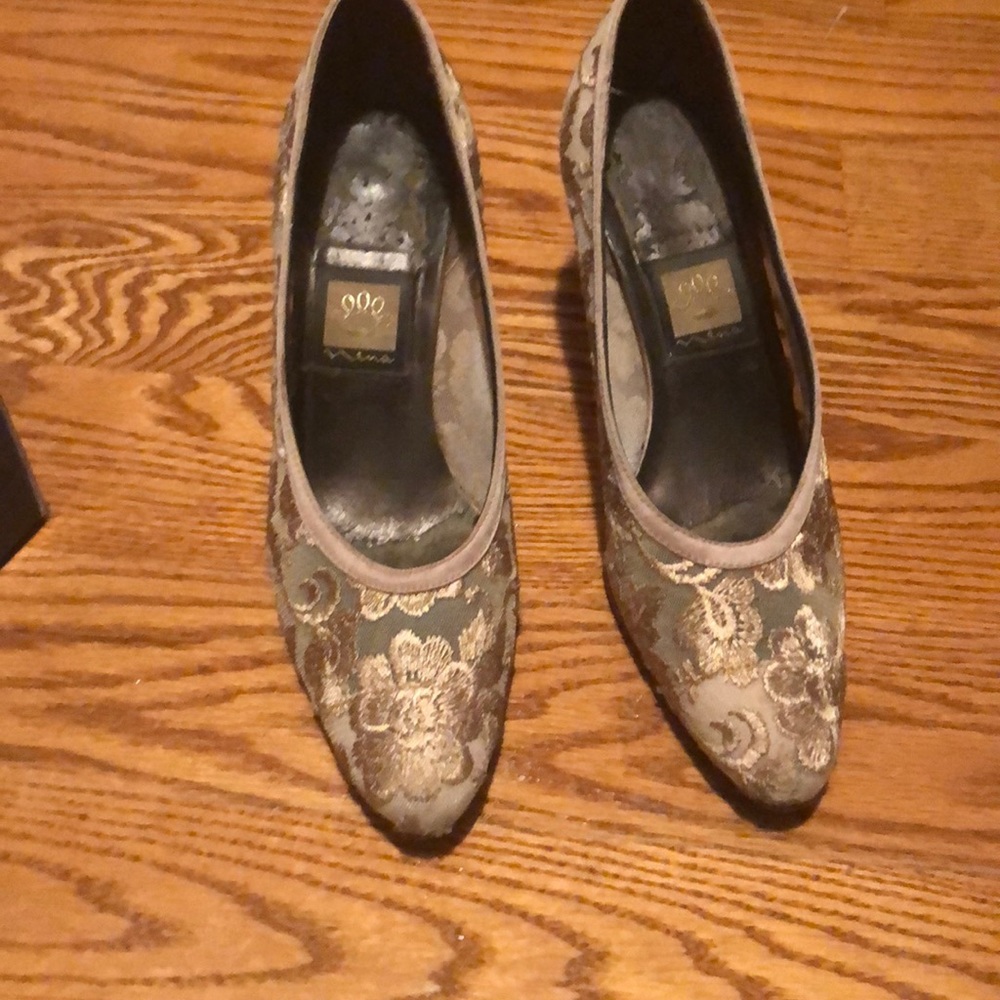 Nina brand Cream colored pumps